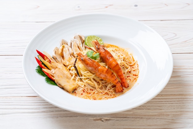 spaghettis aux crevettes épicées (Tom Yum Goong)