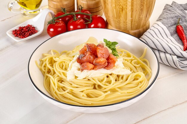 Spaghettis aux pâtes avec saumon et stracciatella