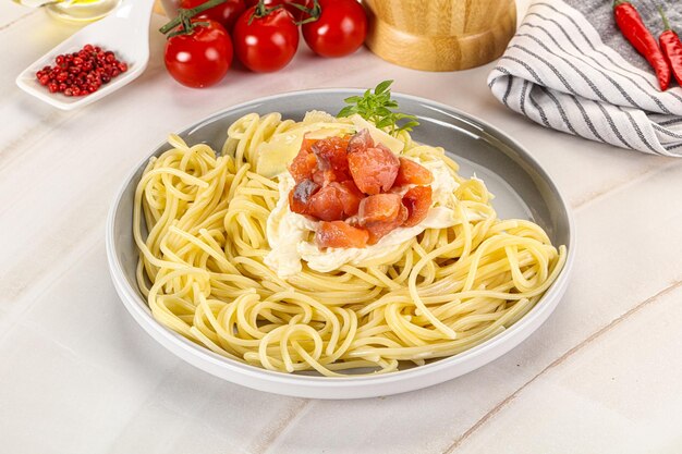 Photo spaghettis aux pâtes avec saumon et stracciatella