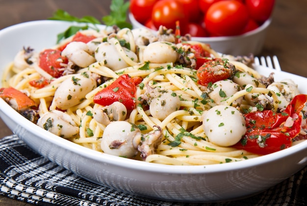 Spaghettis aux seiches et tomates