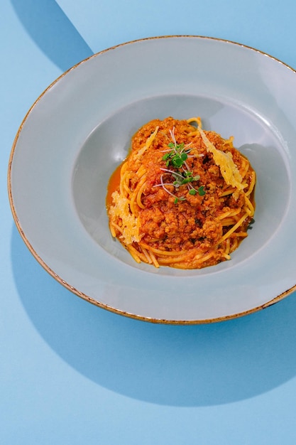 Photo spaghettis à la bolognaise au parmesan et aux tomates