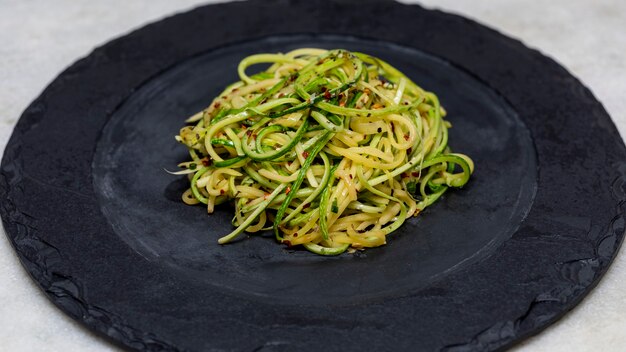 Spaghettis de courgettes au poivre pepperoni déshydraté.