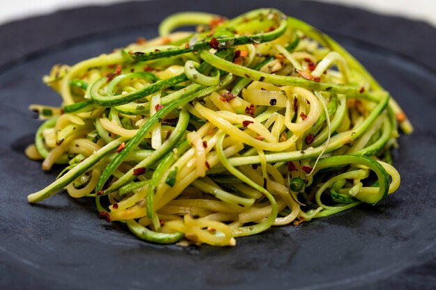 Spaghettis de courgettes au poivre pepperoni déshydraté.