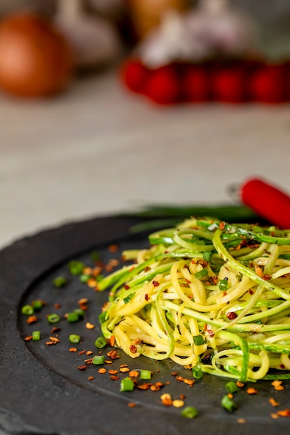 Spaghettis de courgettes au poivre pepperoni déshydraté.