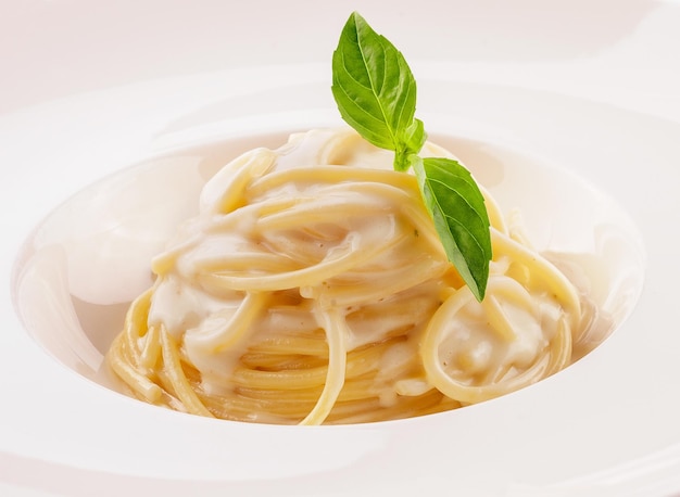 Spaghettis à la crème blanche sur plaque blanche