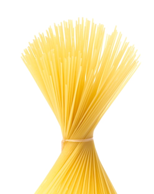 Spaghettis crus isolés sur fond blanc.