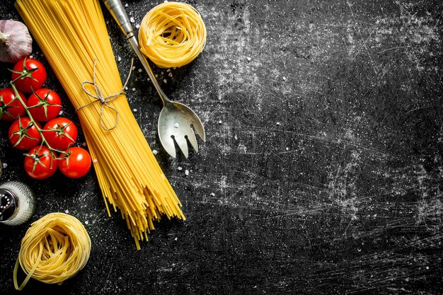 Spaghettis crus et tagliatelles aux tomates cerises à l'ail et à la louche