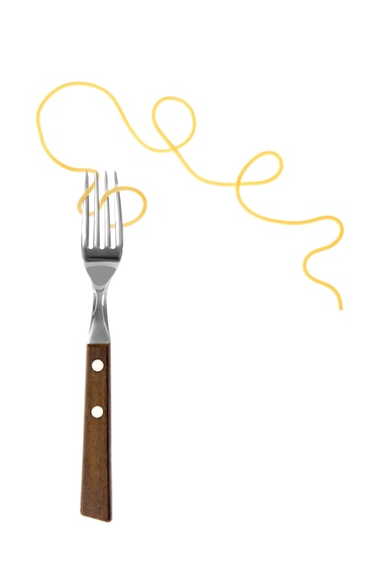 Spaghettis cuits avec une fourchette isolée sur le blanc
