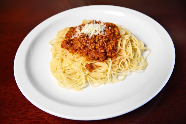 spaghettis frais servis sur une assiette blanche