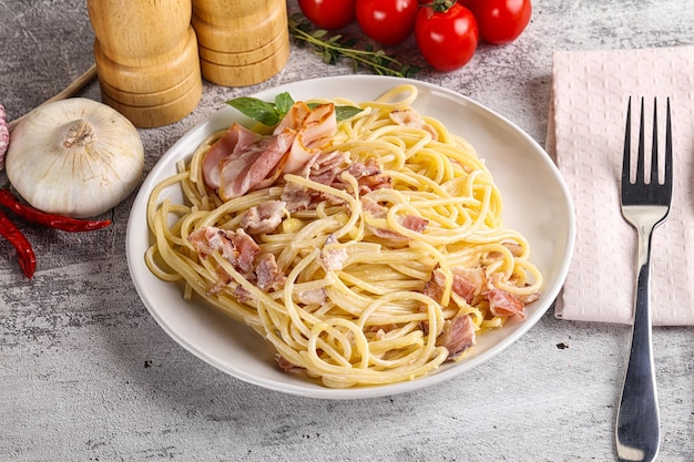 Spaghettis italiens Carbonara avec du bacon