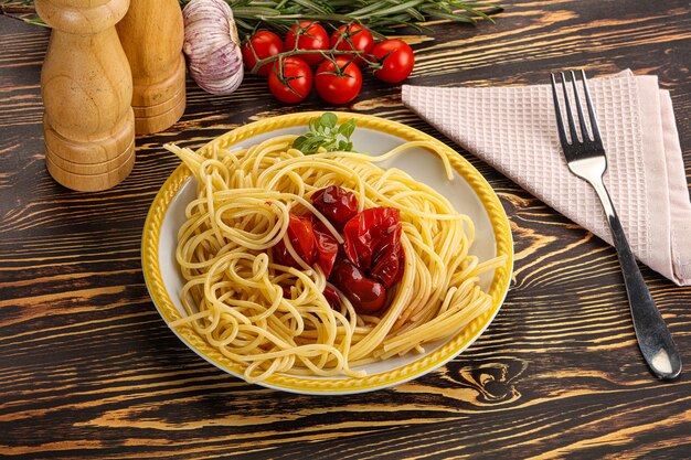 Spaghettis italiens avec tomates