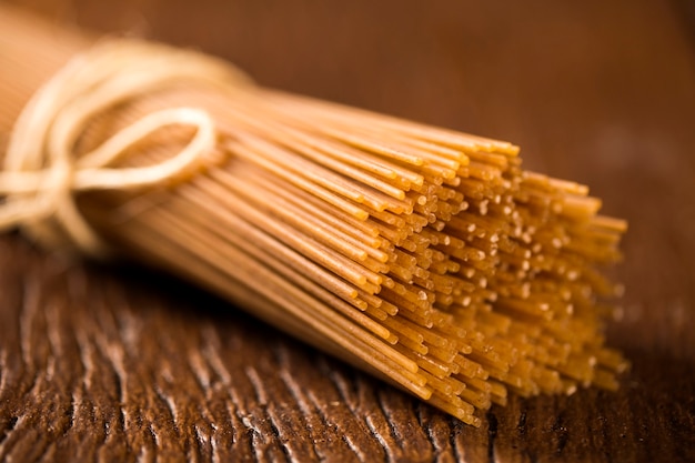 Spaghettis longs intégraux jaunes avec fil