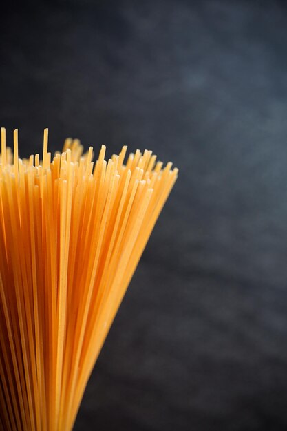 Spaghettis longs jaunes sur fond rustique Pâtes italiennes jaunes Spaghettis longs