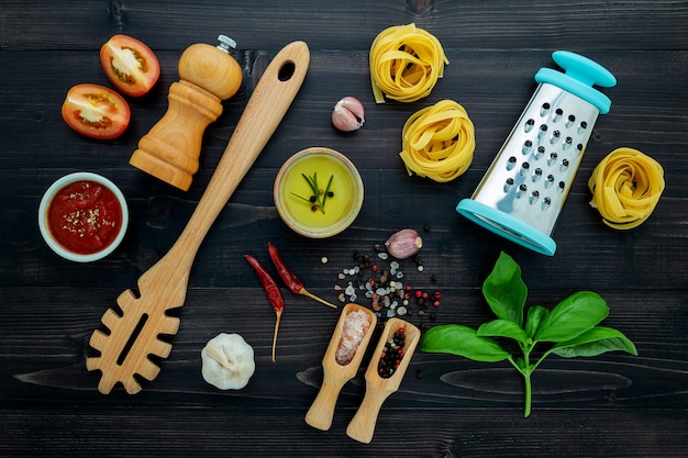 Les spaghettis minces sur fond en bois noir.