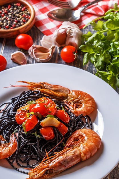 Spaghettis noirs aux crevettes et tomates