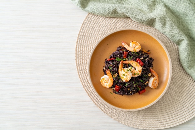 Spaghettis noirs sautés à l'ail et aux crevettes