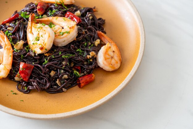 Spaghettis noirs sautés à l'ail et aux crevettes