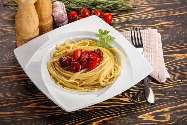 Spaghettis de pâtes italiennes avec tomate cuite au four