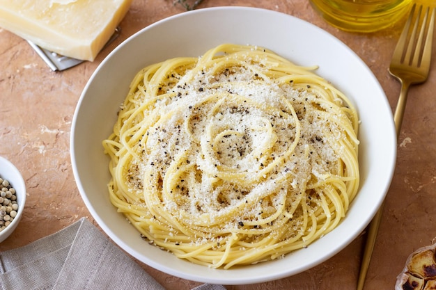 Photo des spaghettis romains avec du poivre noir et du fromage cacio e pepe