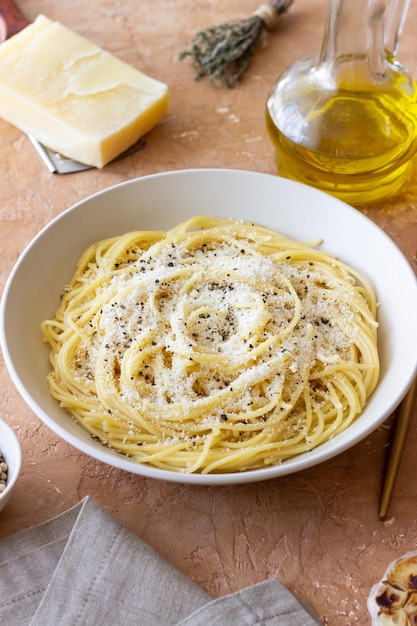 Des spaghettis romains avec du poivre noir et du fromage Cacio e pepe