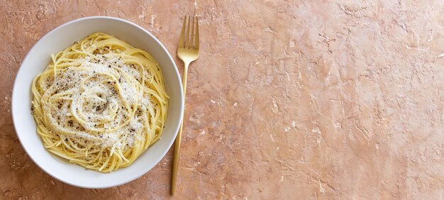 Photo des spaghettis romains avec du poivre noir et du fromage cacio e pepe