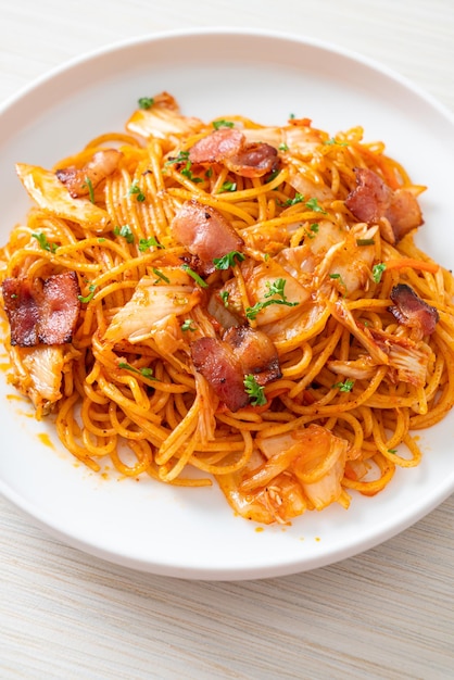 spaghettis sautés au kimchi et bacon - style cuisine fusion