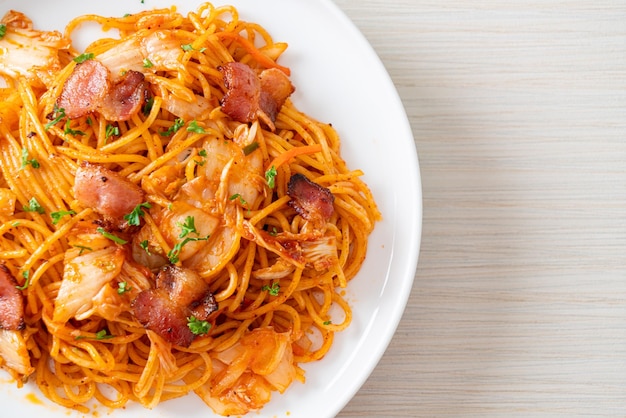 Spaghettis sautés au kimchi et bacon