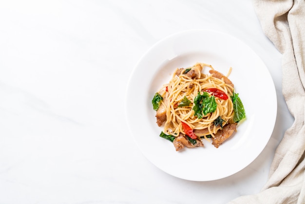 spaghettis sautés au poulet et au basilic