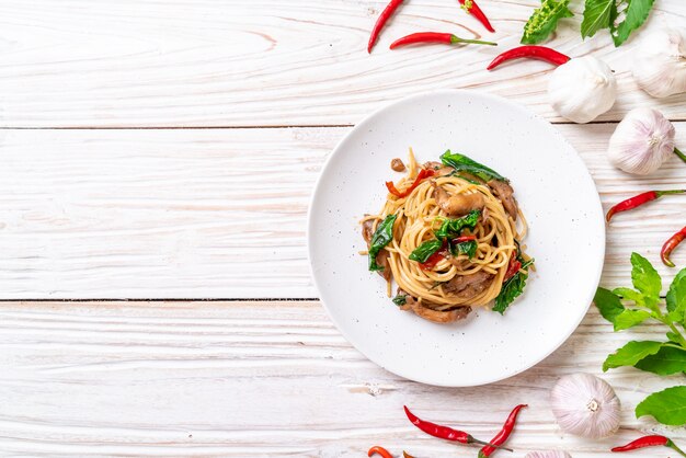 spaghettis sautés au poulet et au basilic