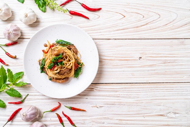 spaghettis sautés au poulet et au basilic