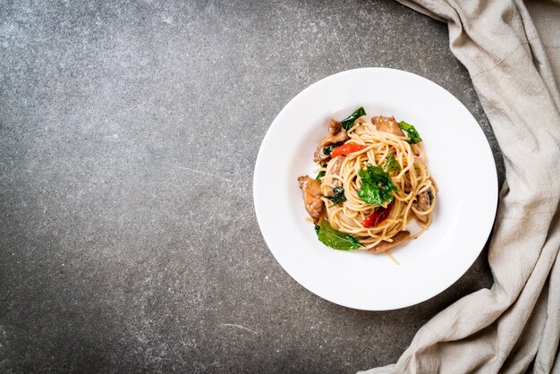 spaghettis sautés au poulet et basilic