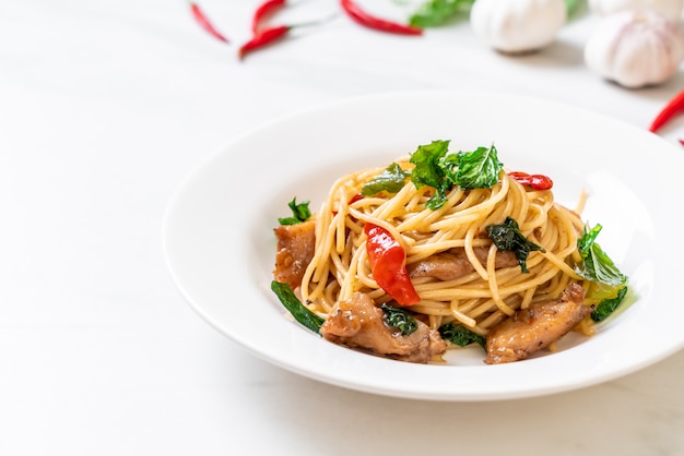 spaghettis sautés au poulet et basilic