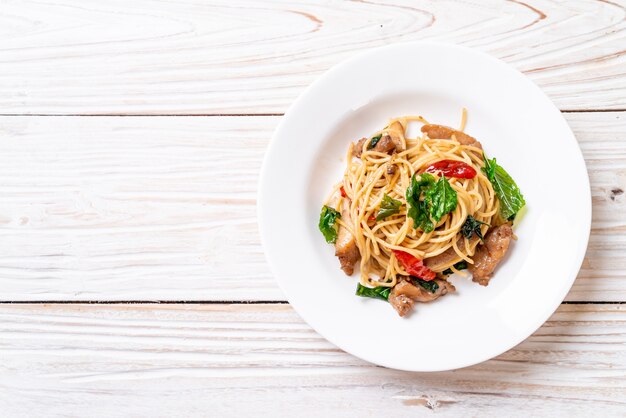 spaghettis sautés au poulet et basilic