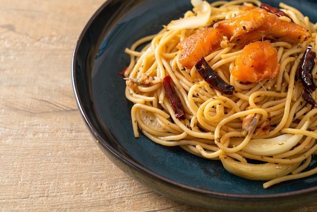 spaghettis sautés au saumon et piment séché - style fusion food