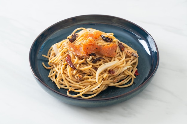 Spaghettis sautés au saumon et piments séchés