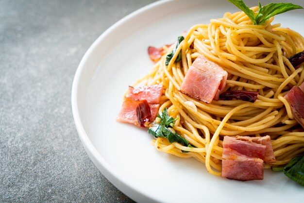 Spaghettis sautés maison avec chili séché et bacon