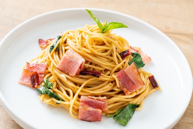 Spaghettis sautés maison avec chili séché et bacon