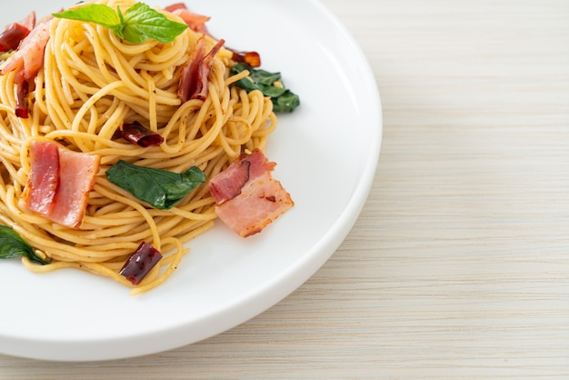 Spaghettis sautés maison avec chili séché et bacon