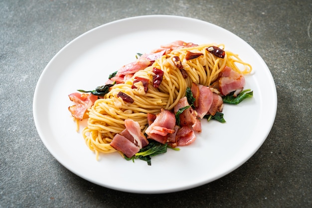 Spaghettis sautés maison avec chili séché et bacon