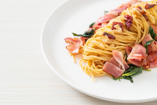 Spaghettis sautés maison avec piment séché et bacon