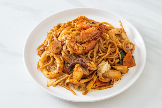 spaghettis séchés aux fruits de mer Tom Yum sautés - style fusion food