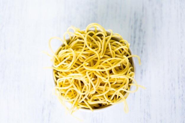 Spaghettis simplement cuits dans un bol blanc.