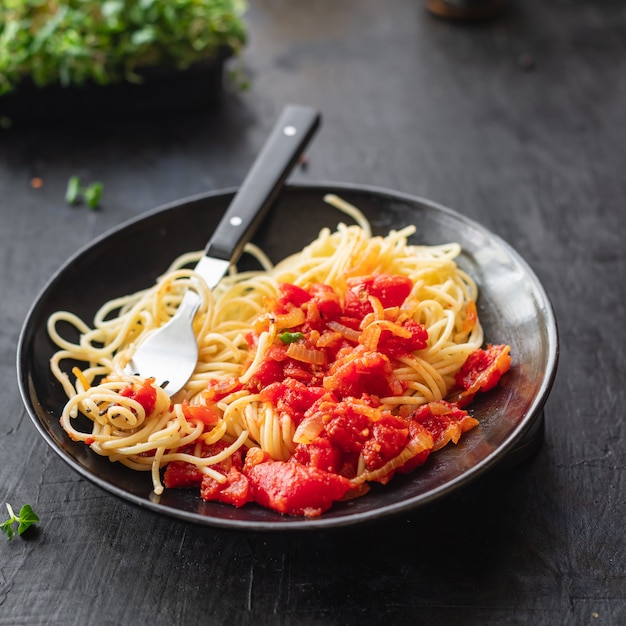 Spanetti sauce tomate pâtes légumes vinaigrette cuisine italienne