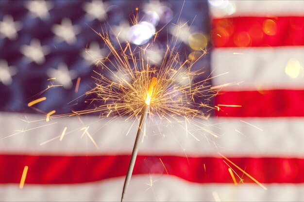 Sparkler et drapeau américain montrant le 4 juillet