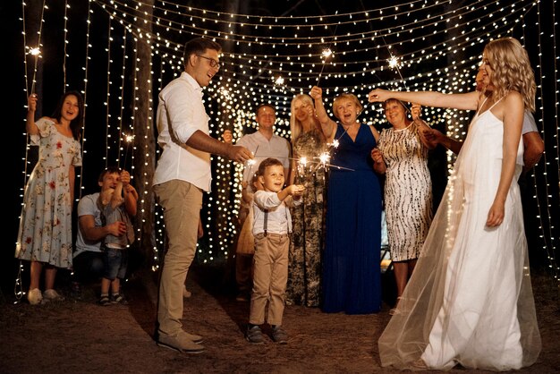 Sparklers au mariage des jeunes mariés