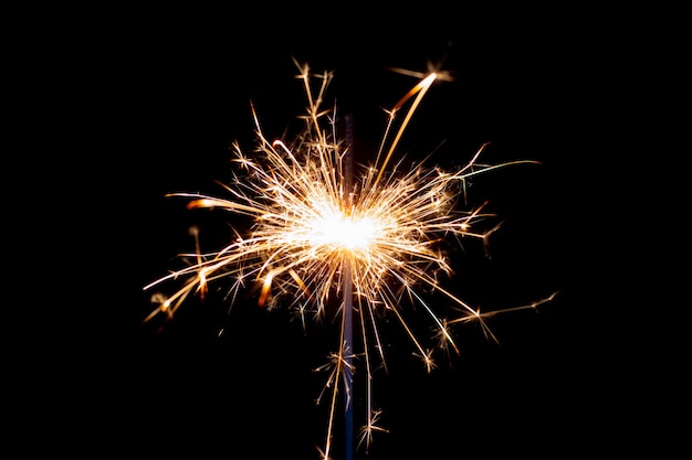 Sparklers sur fond noir isolé Étincelles provenant d'un sparkler en feu Pour insérer une image dans un mode de fusion