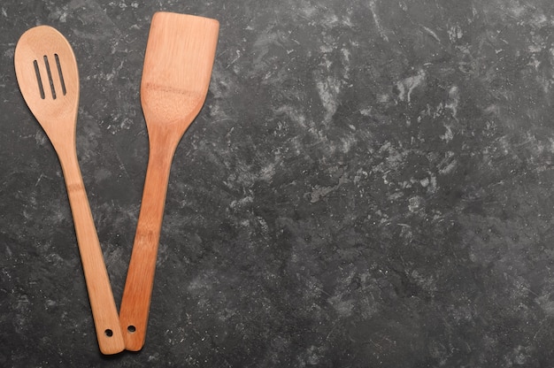 Spatule en bois et une cuillère pour cuisiner