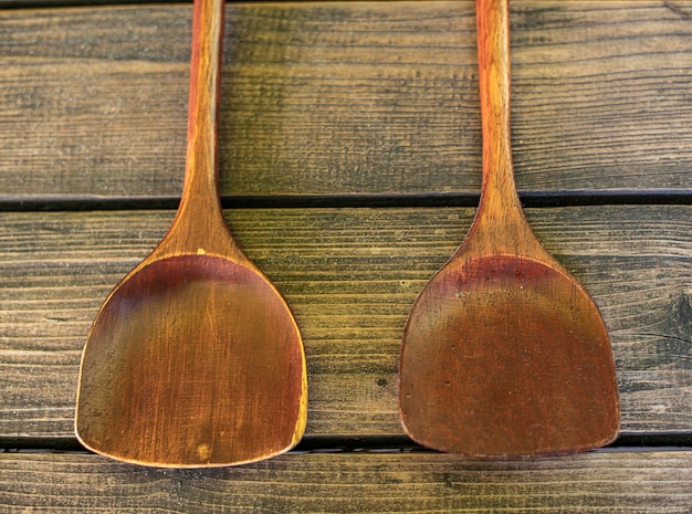 Spatule en bois sur le fond de la table en bois