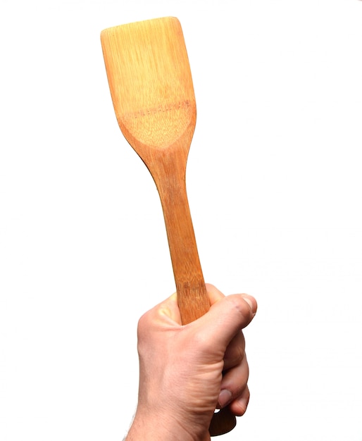 Spatule en bois pour frire à la main isolé sur fond blanc.