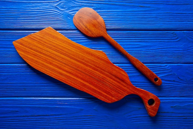 Spatule de chef et plateau de table sur bleu